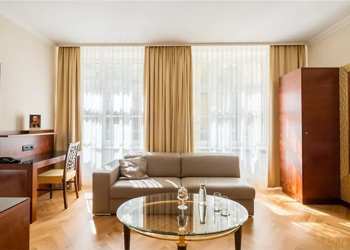 Hotel Josefshof Am Rathaus 4*