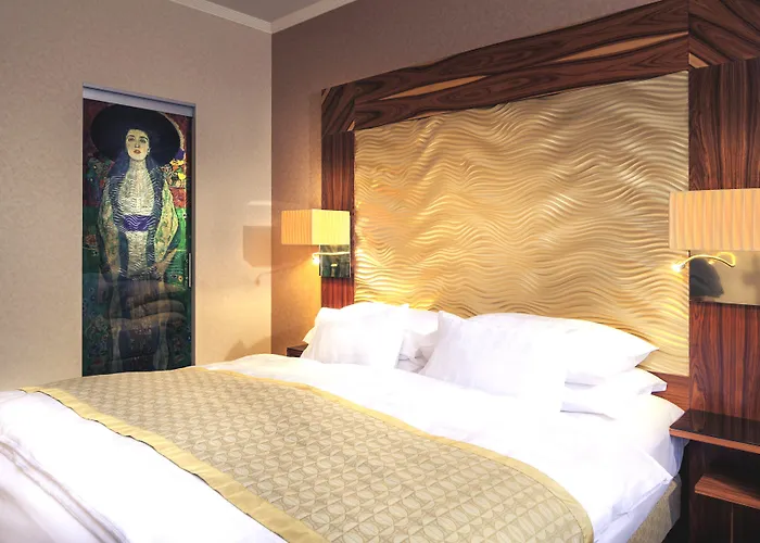 Josefshof Am Rathaus Hotel 4*